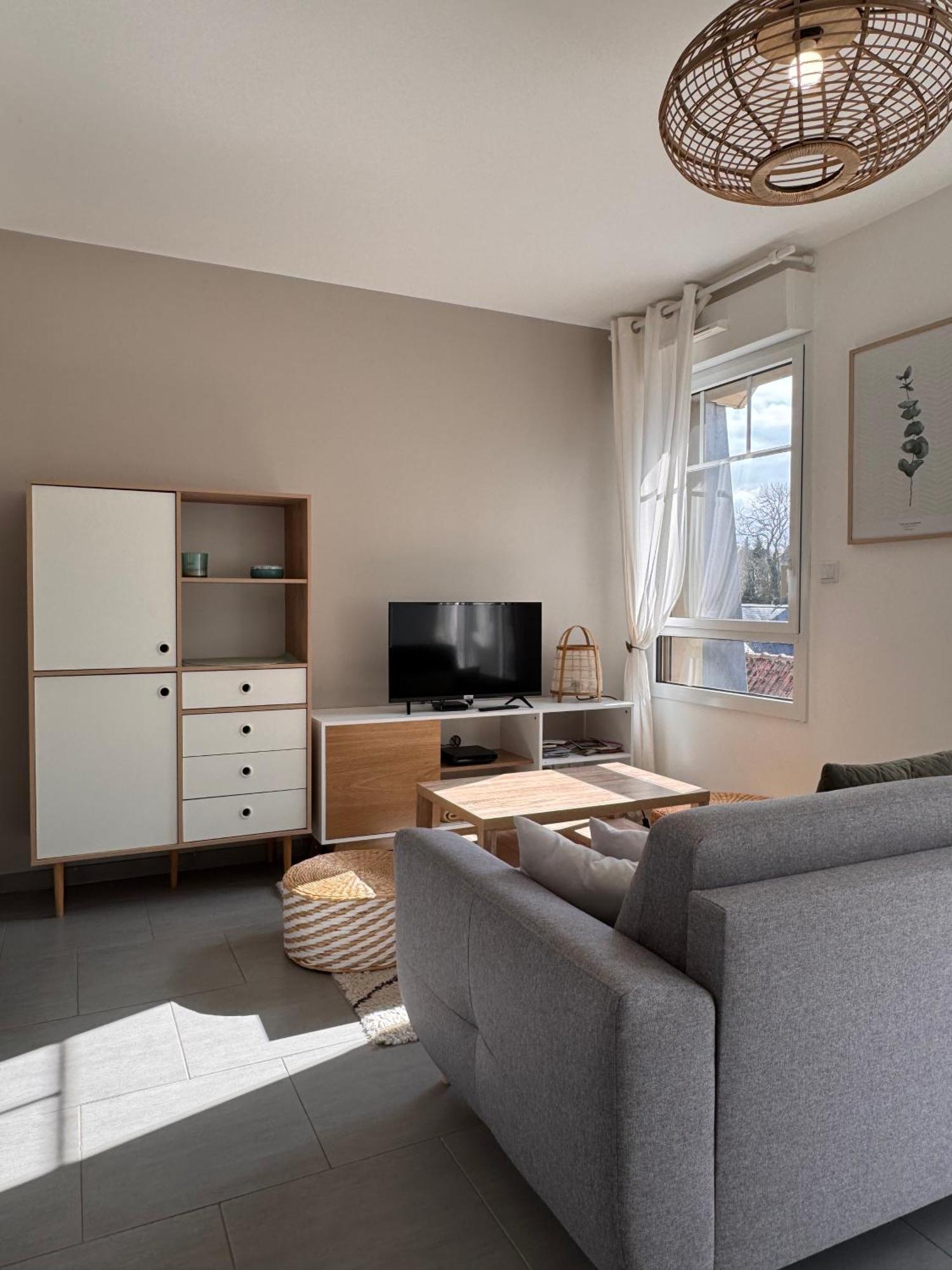 Appartement Apt. 50m Du Port De Plaisance, Parking&ascenseur